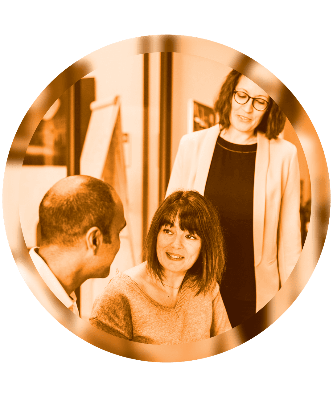 Photo de l'équipe Kumkwatt dans un bureau d'étude