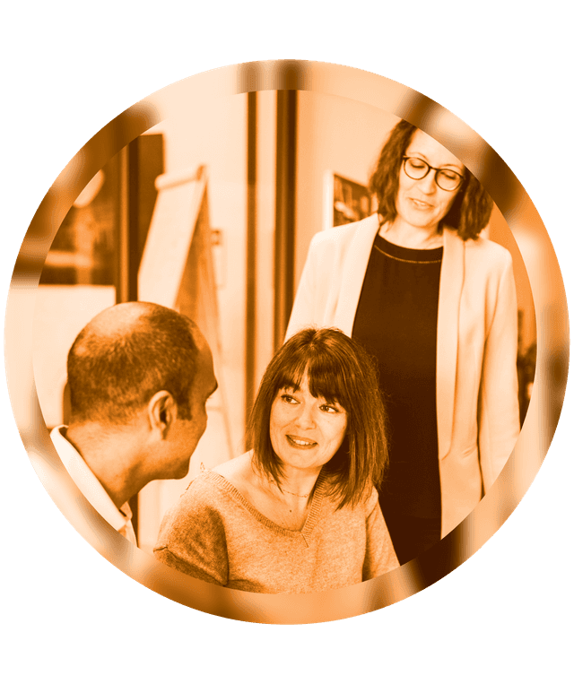 Photo de l'équipe Kumkwatt dans un bureau d'étude